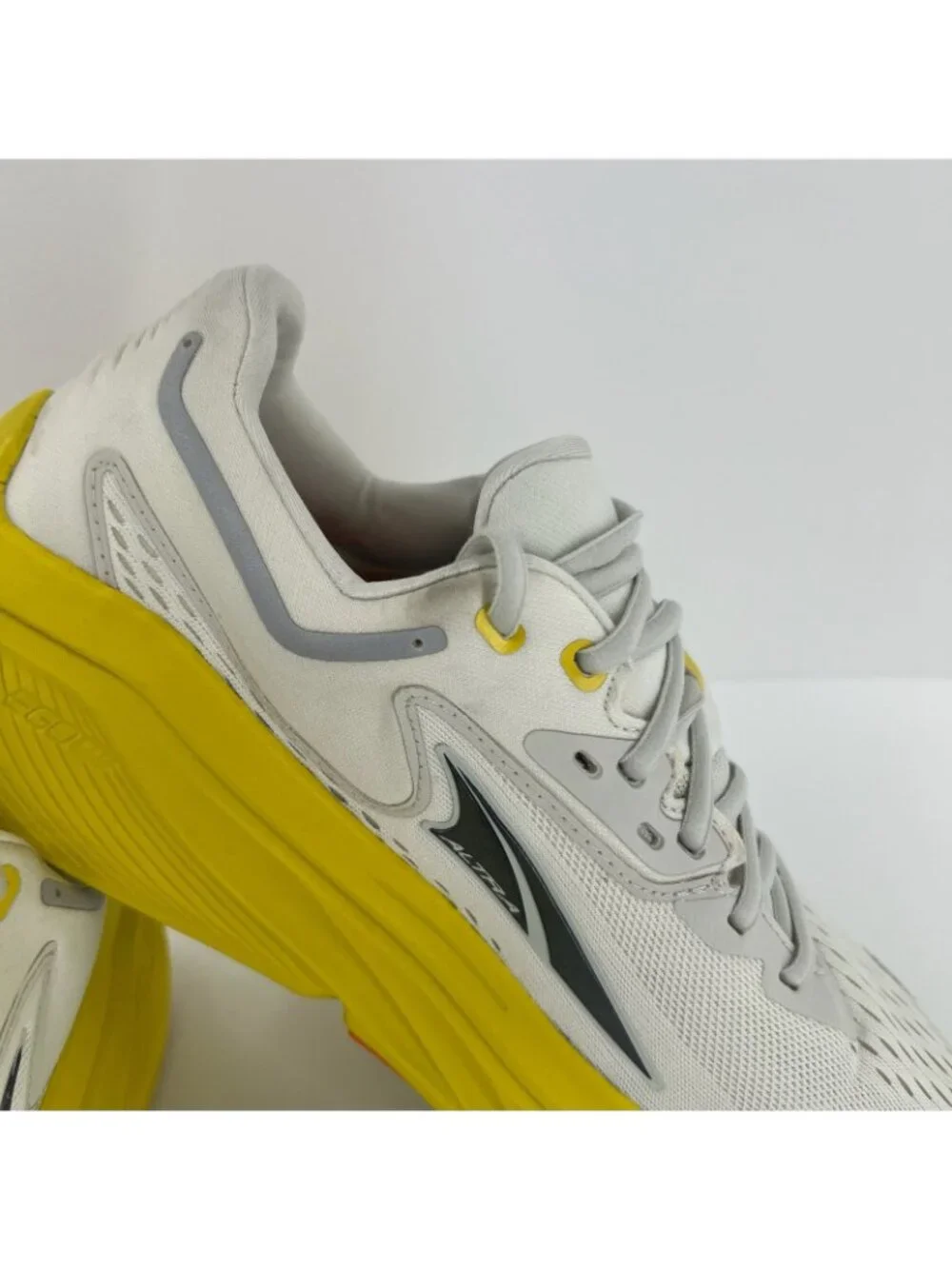 Altra Via Olympus Running Shoes Size Men 9 Max Cushion AL0A82BW Gray Yellow